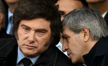Efecto Puerta Doce: se disparó a 6,1% la comisión para llevarse los dólares del país | Crisis financiera