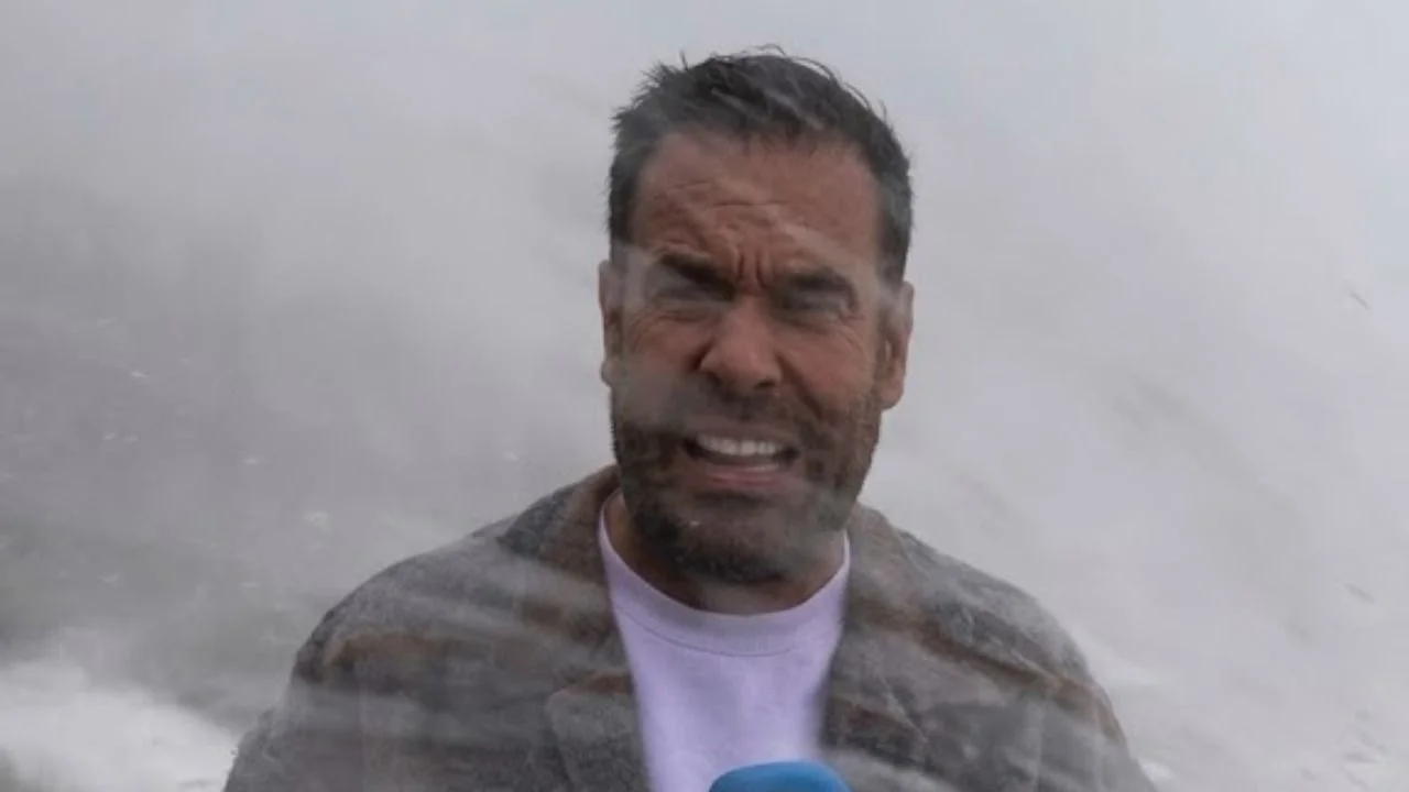 Una ola arrastró a un periodista mientras estaba al aire.