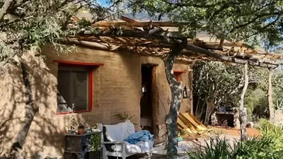 Una pareja abandonó Buenos Aires, se mudaron a Traslasierra y construyeron un ecoglamping hecho con adobe Una pareja abandonó Buenos Aires, se mudaron a Traslasierra y construyeron un ecoglamping hecho con adobe