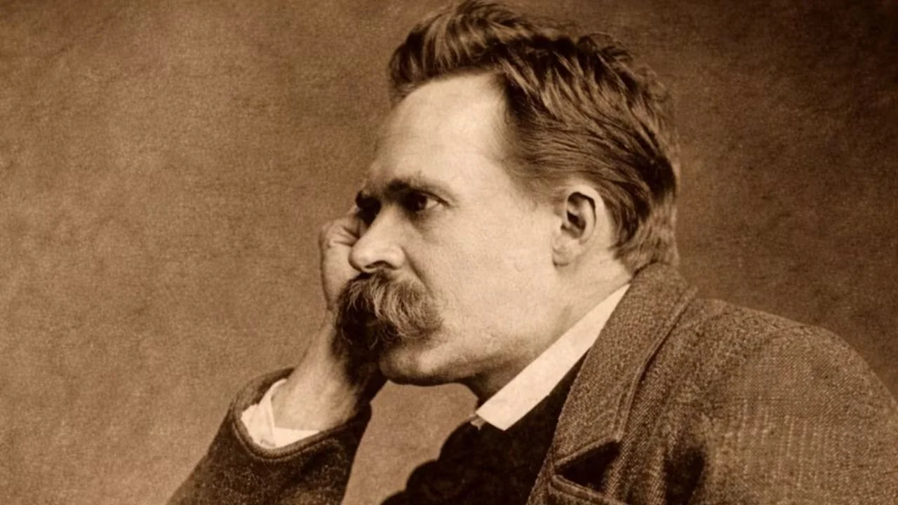 Friedrich Nietzsche, filósofo: "La forma segura de corromper a un joven es enseñarle a tener en mayor estima a quienes piensan como él que a quienes piensan diferente"