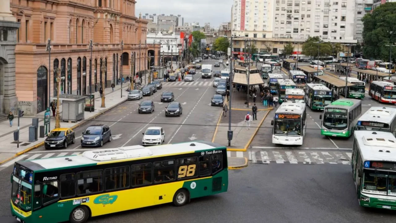 Guía: cómo y dónde reclamar si tu colectivo no para o cambia de recorrido