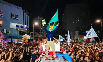 Una marea roja en las calles y otra digital empuja a Lula con chances en el balotaje | Elecciones en brasil