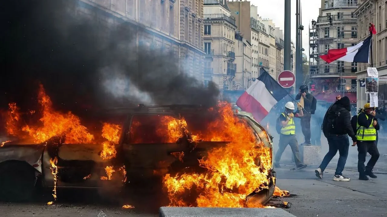 Con gases lacrimógenos y represión, más de 100.000 personas salieron a la calle en Francia y ya se habla de 135 detenidos