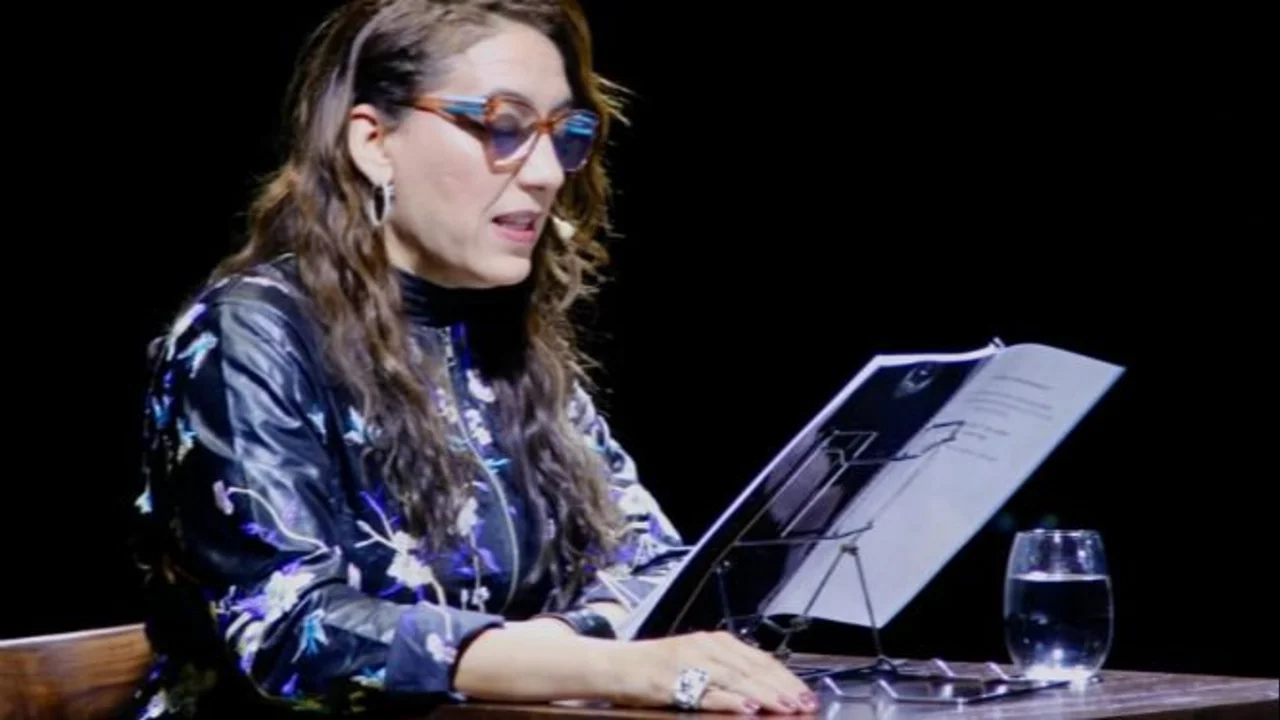 Lorena Vega, la vida por correspondencia.