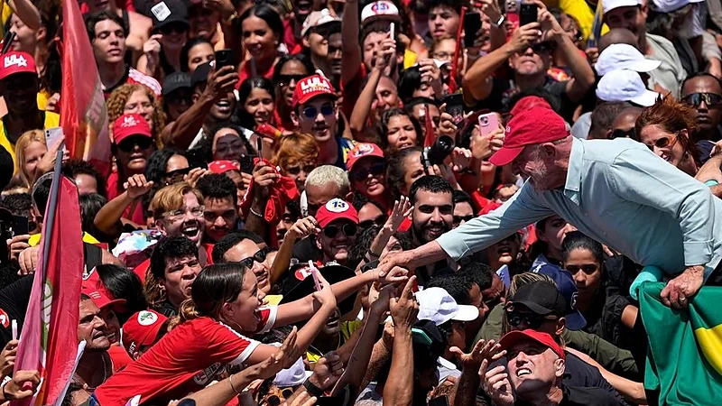 Con leve ventaja para Bolsonaro, candidatos buscan el voto de los indecisos y una multitud despidió a la última campaña de Lula Con leve ventaja para Bolsonaro, candidatos buscan el voto de los indecisos y una multitud despidió a la última campaña de Lula