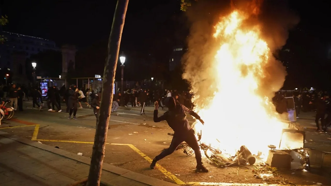 Caos en Barcelona: 100 detenidos en las protestas juveniles que llegaron a España