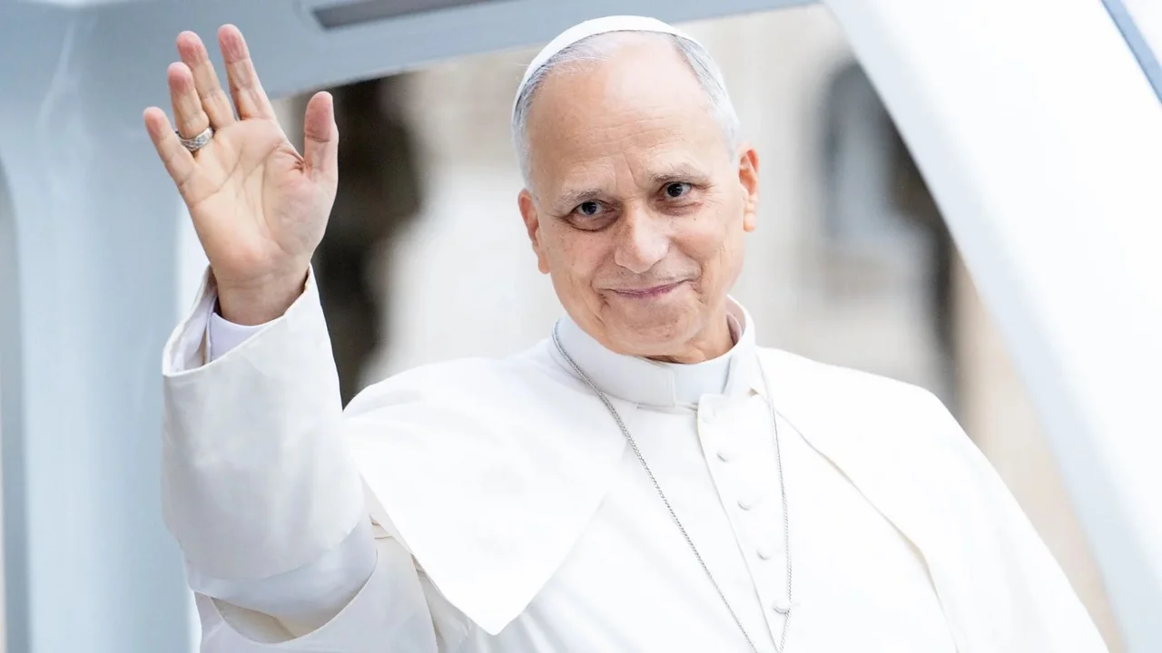 A dos semanas de su llegada a la Argentina, el Papa encabezó el Ángelus y rezó por las víctimas de un atentado