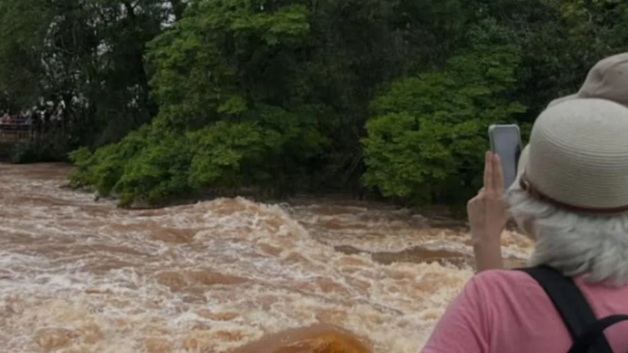 Cerraron el Circuito Superior de las Cataratas del Iguazú por una histórica crecida del río