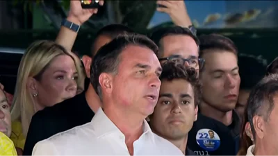 Flávio Bolsonaro: "Vamos a pedir la anulación de las elecciones" Flávio Bolsonaro: "Vamos a pedir la anulación de las elecciones"
