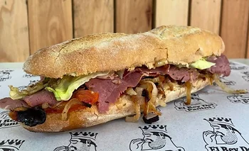 Tejo al aire libre, vinilos y pizzas estilo New York: la nueva propuesta nocturna | Gastronomía