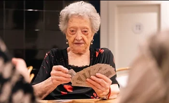 Tiene 106 años, es española y todavía disfruta salir a bailar: "Me gusta mucho la noche" | Historias de vida