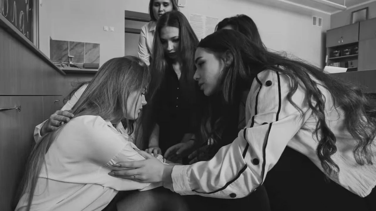 Violencia digital en las aulas: el vacío legal, el negocio y la complicidad corporativa detrás de los "deepfakes" sexuales con IA