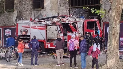 Iban a apagar un incendio, chocaron y se embistieron contra la excárcel de Caseros: hay diez heridos Iban a apagar un incendio, chocaron y se embistieron contra la excárcel de Caseros: hay diez heridos