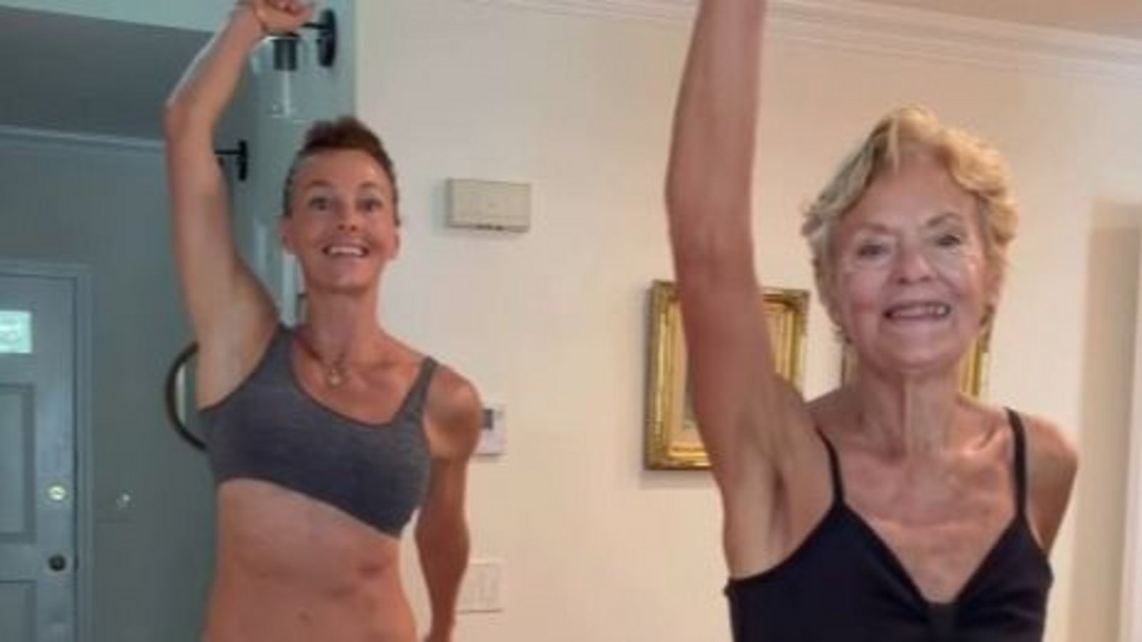 Entrenadora de 47 años crea rutina de 10 ejercicios diarios para su madre de 83 sin necesidad de equipo especial Entrenadora de 47 años crea rutina de 10 ejercicios diarios para su madre de 83 sin necesidad de equipo especial