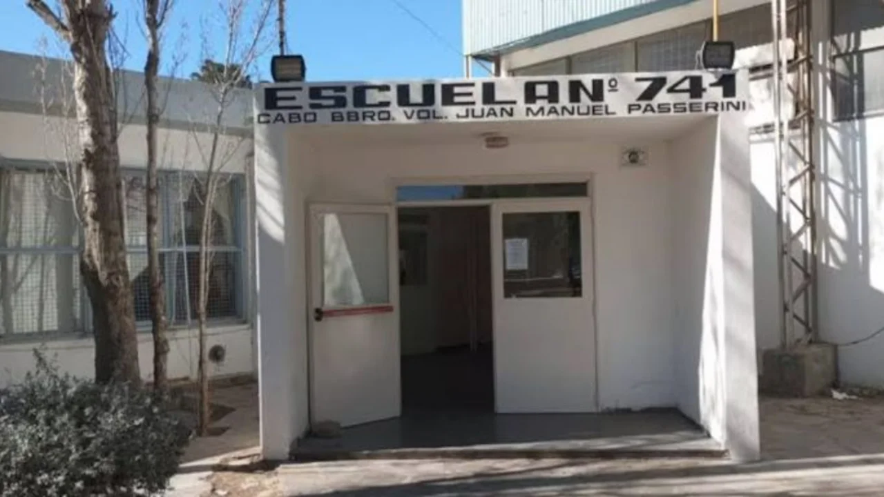 Creó imágenes sexuales con IA usando las caras de sus compañeras y lo allanaron