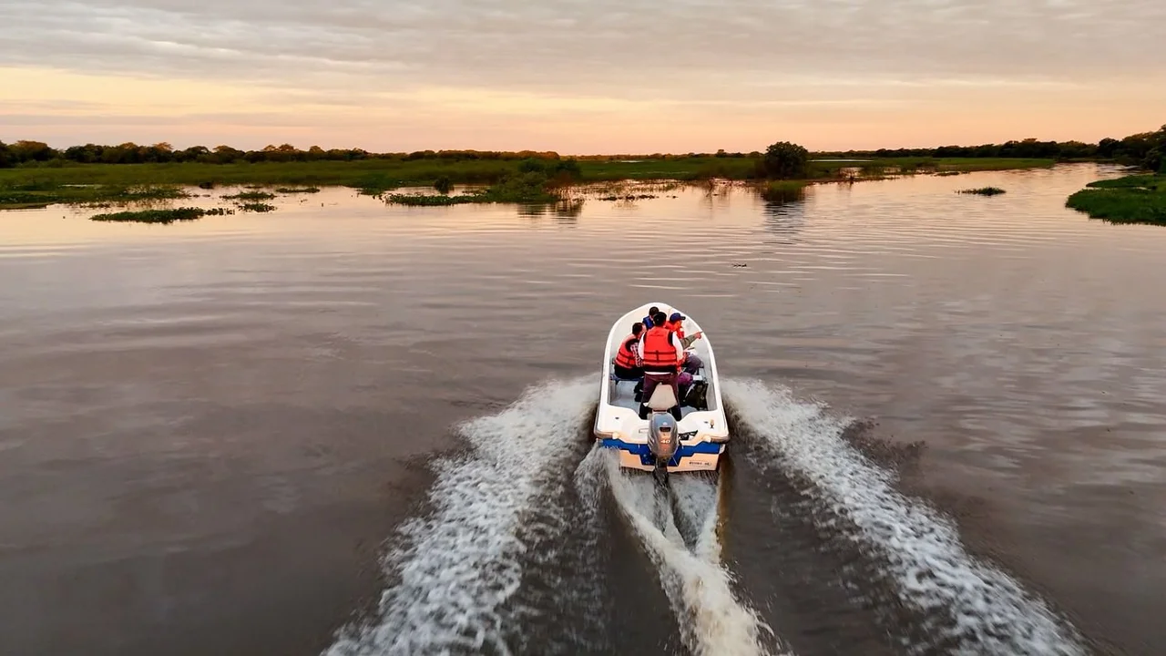 Formosa activa un plan de contingencia ante la crecida del río Paraguay y asiste a productores para proteger la hacienda