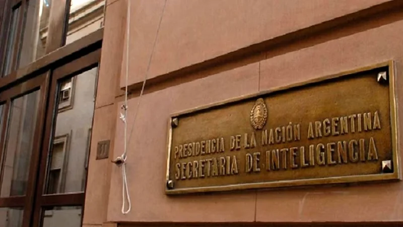 El peronismo pidió investigar si la SIDE participó de la fuga de Flávio Bolsonaro por Argentina