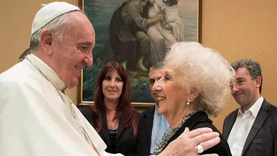 El papa le agradeció a Ignacio Guido, nieto de Carlotto, su coraje El papa le agradeció a Ignacio Guido, nieto de Carlotto, su coraje