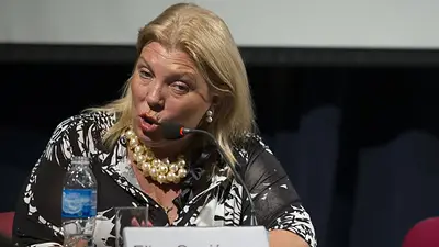 Carrió ahora quiere "batirse a duelo" con Sergio Massa Carrió ahora quiere "batirse a duelo" con Sergio Massa