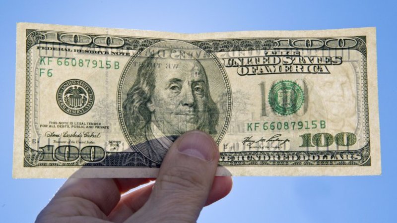 Los que compraron dólar a $16 perdieron 22% en un mes