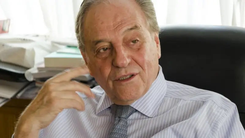 El largo alcance de las alas de los buitres