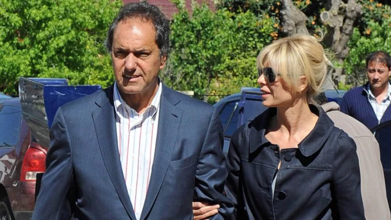 Karina Rabolini dijo que Scioli recibe muchos golpes pero "después termina noqueando"
