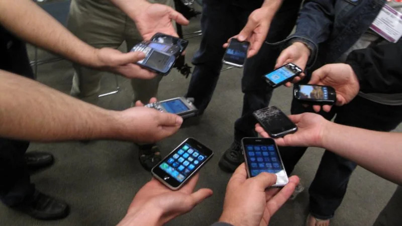 La estafa de los celulares: mal funcionamiento y ganancias récord