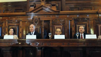 Cruces entre el oficialismo y la oposición por el reemplazo de Zaffaroni Cruces entre el oficialismo y la oposición por el reemplazo de Zaffaroni