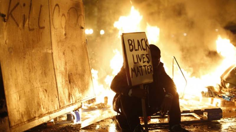 Estalló la violencia en EEUU por decisión de no juzgar a policía que mató a un joven negro