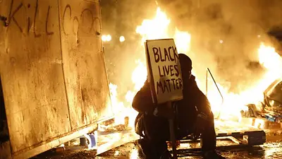Estalló la violencia en EEUU por decisión de no juzgar a policía que mató a un joven negro Estalló la violencia en EEUU por decisión de no juzgar a policía que mató a un joven negro