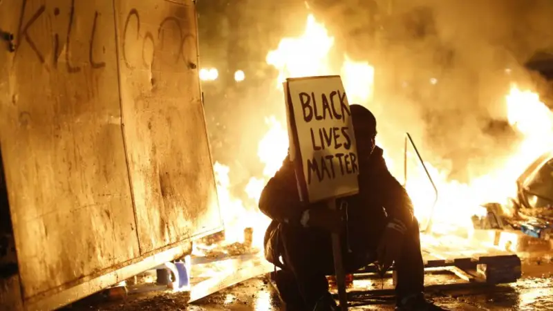 Estalló la violencia en EEUU por decisión de no juzgar a policía que mató a un joven negro