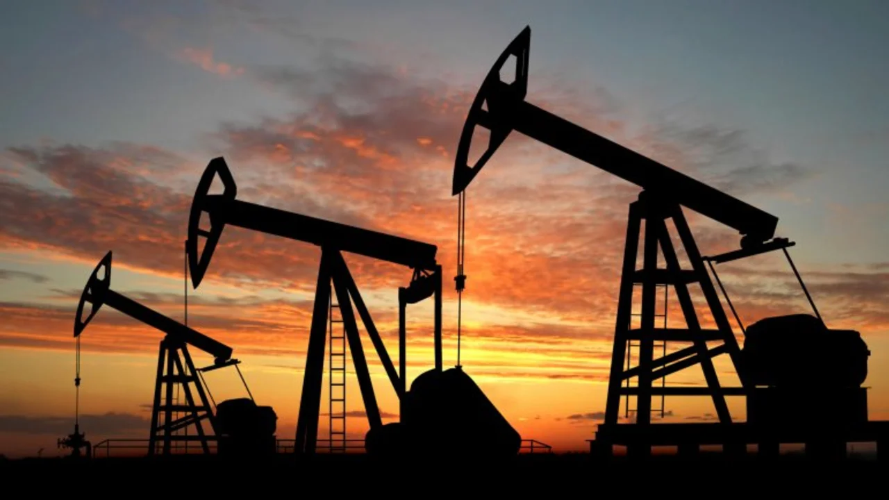 El barril de petróleo alcanza un precio mínimo en 4 años