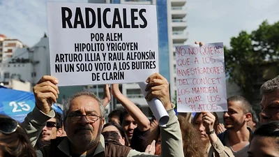 Cinco mil vecinos se manifestaron en el encuentro "Amor sí, Macri no" Cinco mil vecinos se manifestaron en el encuentro "Amor sí, Macri no"