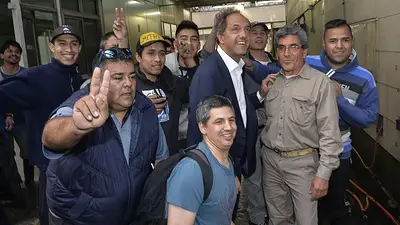 Scioli: "No nos vamos a arrodillar ante el FMI ni los fondos buitres" Scioli: "No nos vamos a arrodillar ante el FMI ni los fondos buitres"