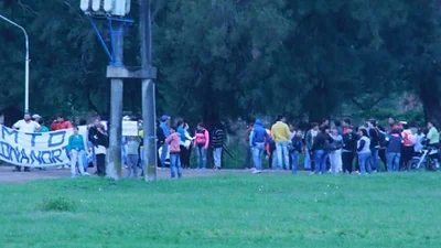 Agrupación piquetera bloqueó el acceso al aeropuerto de Resistencia Agrupación piquetera bloqueó el acceso al aeropuerto de Resistencia