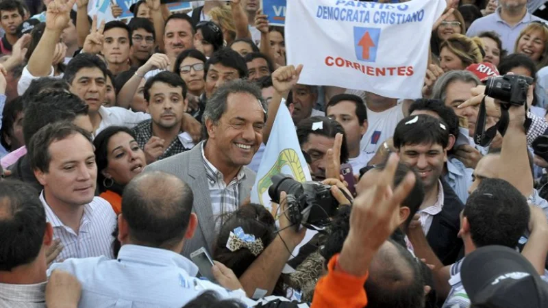 Scioli ratificó un dólar a $10 y criticó a Macri por su "megadevaluación"