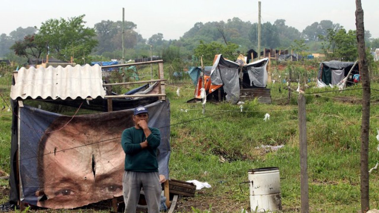 Guerra de acusaciones en Merlo por las tierras tomadas