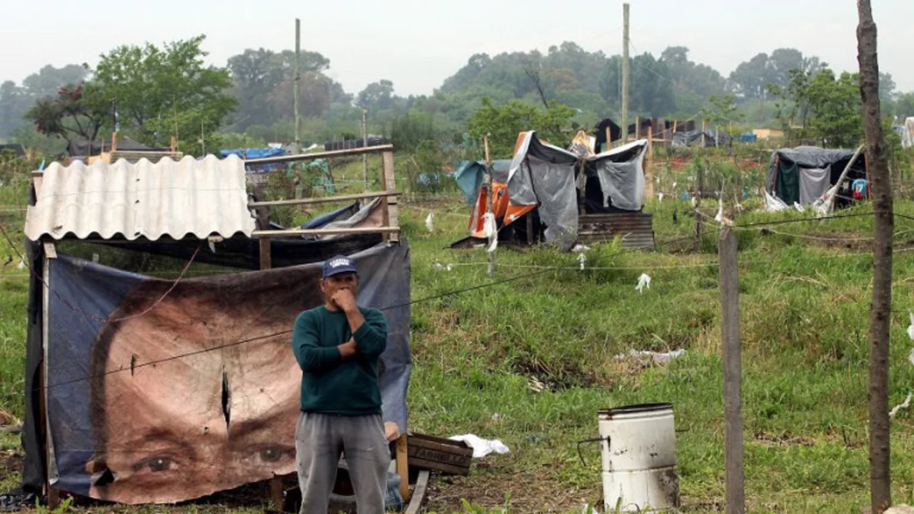 Guerra de acusaciones en Merlo por las tierras tomadas