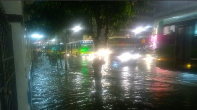 Diluvio en Buenos Aires: hay calles inundadas y alerta meteorológico