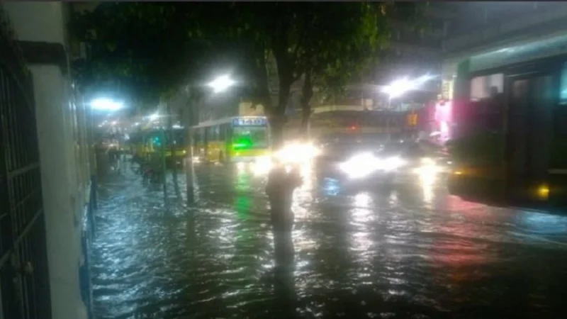 Diluvio en Buenos Aires: hay calles inundadas y alerta meteorológico