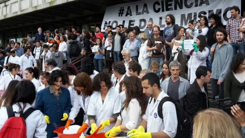 Científicos lavaron platos en repudio a las ideas de Macri
