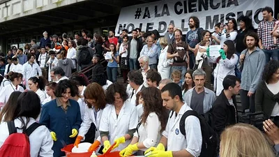 Científicos lavaron platos en repudio a las ideas de Macri Científicos lavaron platos en repudio a las ideas de Macri