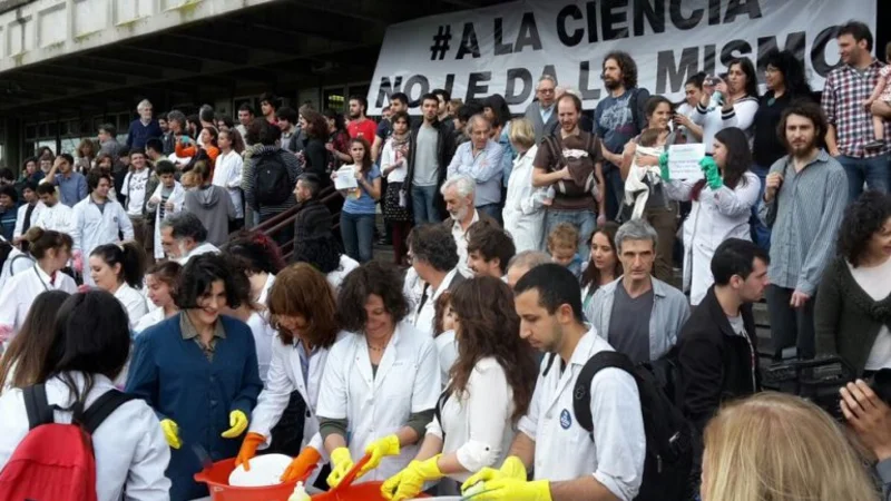 Científicos lavaron platos en repudio a las ideas de Macri