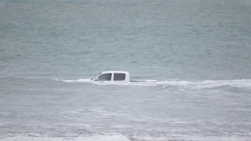 Misterio en Necochea: un hombre se hundió en el mar con su camioneta