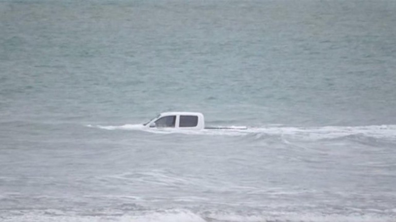Misterio en Necochea: un hombre se hundió en el mar con su camioneta