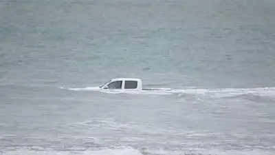 Misterio en Necochea: un hombre se hundió en el mar con su camioneta Misterio en Necochea: un hombre se hundió en el mar con su camioneta
