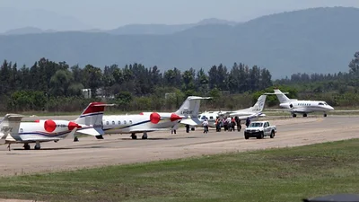 Macri alquiló 15 aviones privados para cerrar su campaña en Jujuy Macri alquiló 15 aviones privados para cerrar su campaña en Jujuy