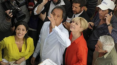 La blusa ¿amarilla? de la hija de Scioli y las campanas de Vidal, las perlas del histórico balotaje La blusa ¿amarilla? de la hija de Scioli y las campanas de Vidal, las perlas del histórico balotaje