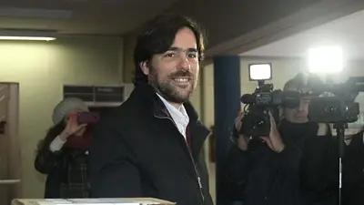Votó Del Caño y dijo que la izquierda debe ser "el eje articulador" de la resistencia "a los ajustes" Votó Del Caño y dijo que la izquierda debe ser "el eje articulador" de la resistencia "a los ajustes"