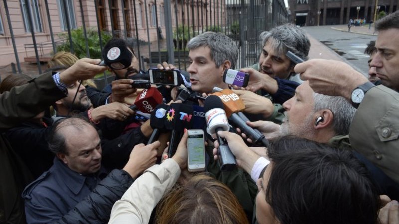 Marcos Peña y Aníbal Fernández preparan la transición